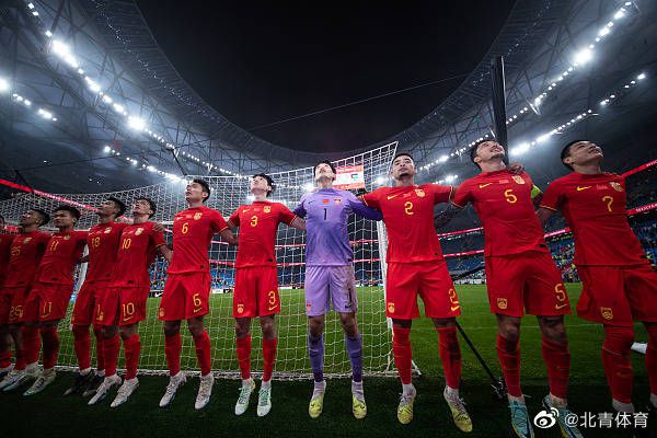 乔飞宇被发现的时候，因为身上穿着鼓鼓囊囊的救生衣，所以整个人下半截身子在水里，脑袋和肩膀露出水面。